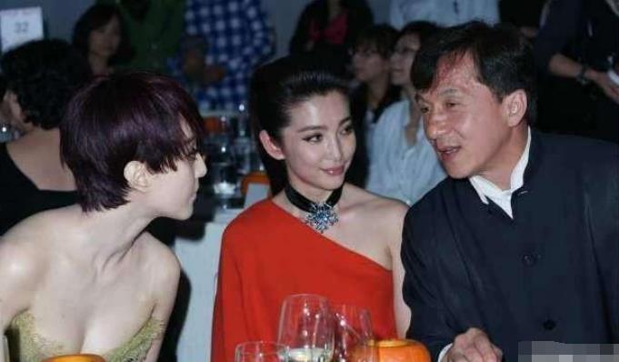 黄渤▲成龙早年与“双冰”的饮酒照，在抛开滤镜下，颜值高低一目了然