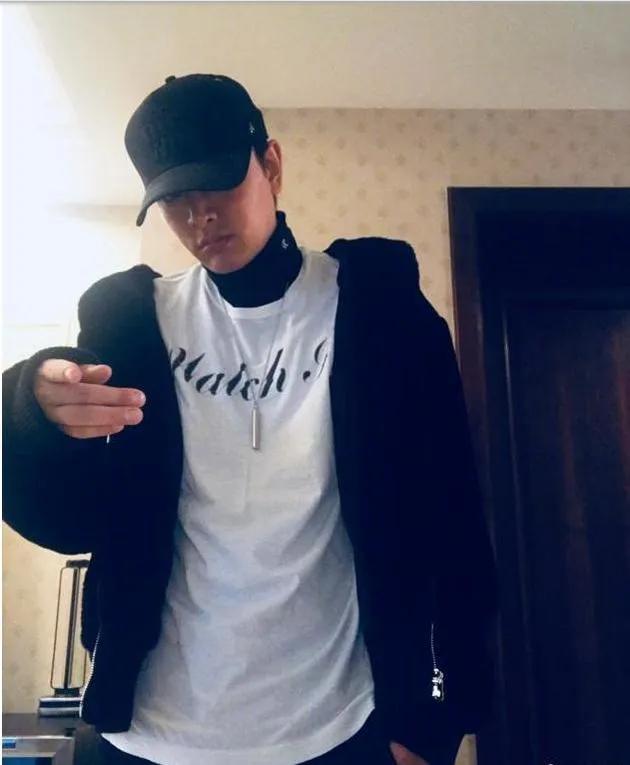 「贾乃亮」求婚现场，贾乃亮哭成泪人：“我依然相信爱情”