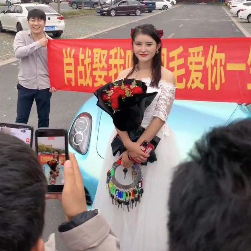 肖战|肖战被网红求婚97天，女方穿婚纱手捧玫瑰，还拿30把车钥匙炫富