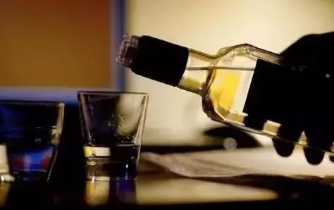 脑出血▲35岁男子，脑出血离世，提醒：睡前最忌一件事，最好少做