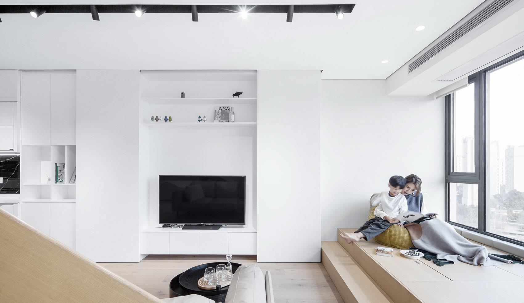 |她家180㎡的大宅，坚持把沙发往前挪2米，改出一座“秘密花园”