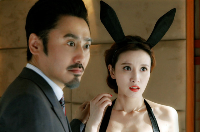 张萌|太尴尬！张萌抹胸上衣肩带断开，手捂胸口防止春光外泄