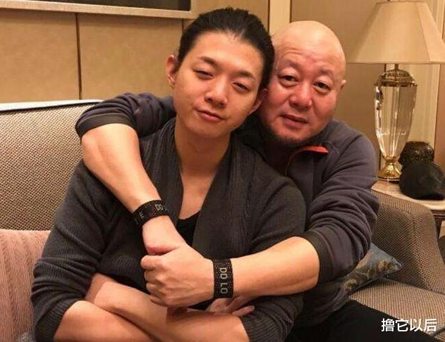 黄子韬|继黄子韬父亲去世后，娱乐圈又添噩耗，他深夜弹唱告别至亲