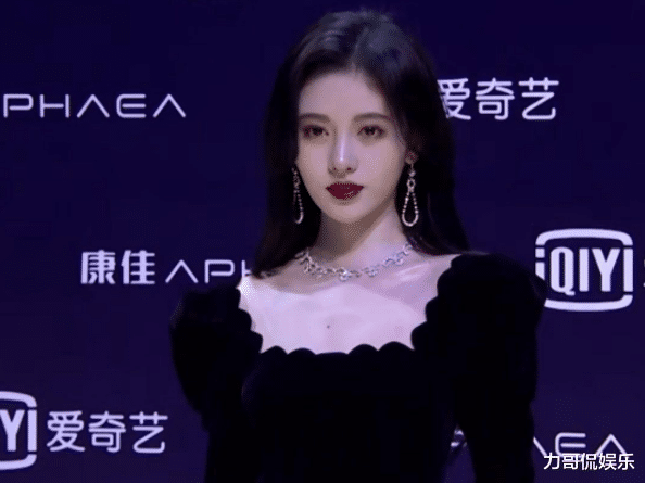 鞠婧祎|人设崩塌！全身上下都是“假的”，她也能叫“四千年一遇的美女”？