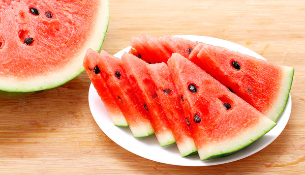 水果|7月湿气重,多吃这4种水果,健脾祛湿,肤白貌美,吃出少女脸