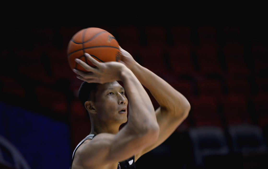 #易建联#中国男篮一哥易建联在更衣室暴打NBA解说员于嘉，这件事的内幕究竟是什么？