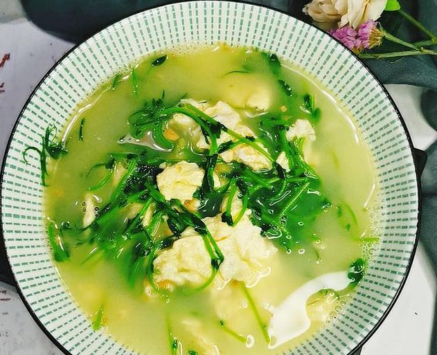 豌豆苗▲天然“褪黑素”就是它，隔三差五吃，营养下饭，晒黑皮肤白回来了
