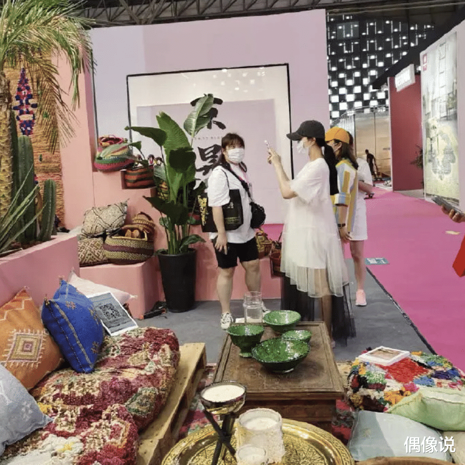 范冰冰|李晨疑用无人机求复合？空中字迹被疯传，范冰冰小腹微凸现身上海