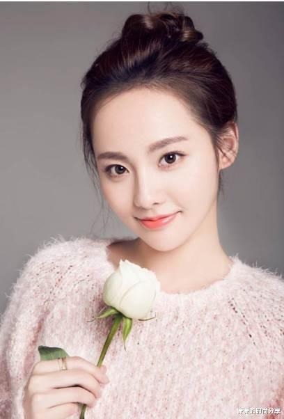 『发型』张嘉倪还有“两幅面孔”呢？丸子头造型很淑女，齐刘海发型又天真