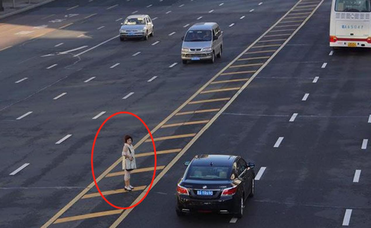 「清远」一群男孩高速疯跑被撞，交警判司机承担次责！网友不满：太冤枉