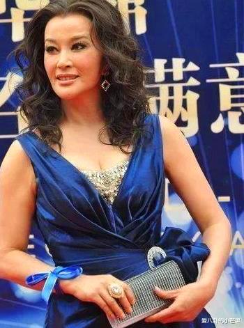巩俐|巩俐真是“遇神杀神”，和章子怡像同龄人，与刘晓庆穿蓝色礼服靠气场碾压