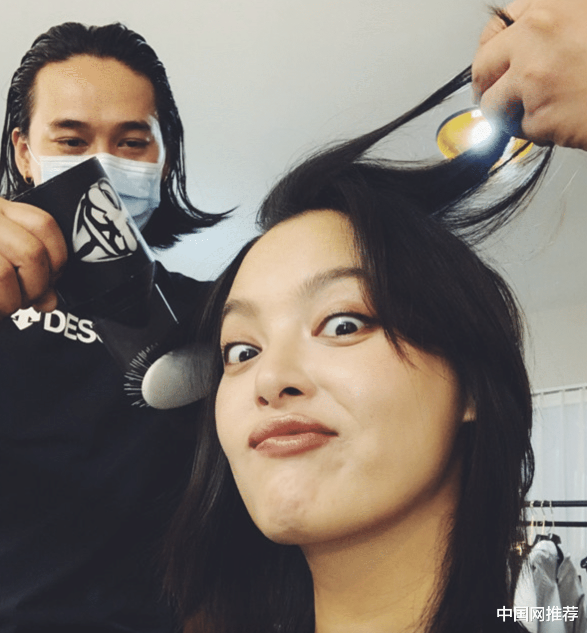 金瀚|辛芷蕾晒自拍展示新发型,网友:好像金毛狮王