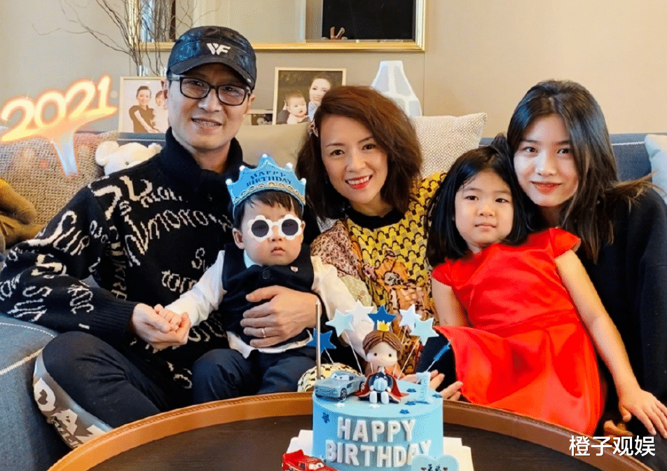 汪峰|汪峰减肥成功换造型帅成偶像派，大女儿小苹果越长越像亲妈葛荟婕