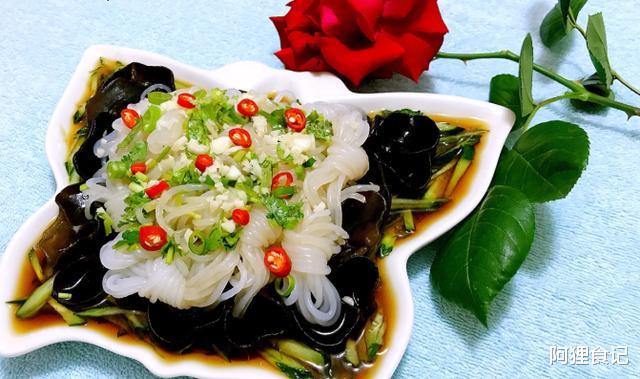 『鸡蛋』夏天宁可少吃肉都要多吃它，钙是鸡蛋的6倍，猪肉的20倍