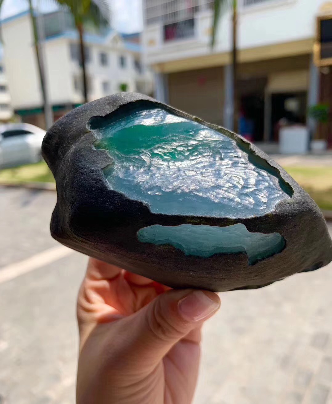 缅甸翡翠|市面上的缅甸翡翠原石为什么要开窗擦口呢