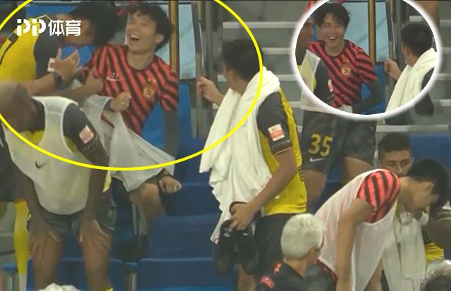 广州恒大|恒大看台欢乐多!韦世豪拿队友练“铁头功”,连郑智也看不下去了