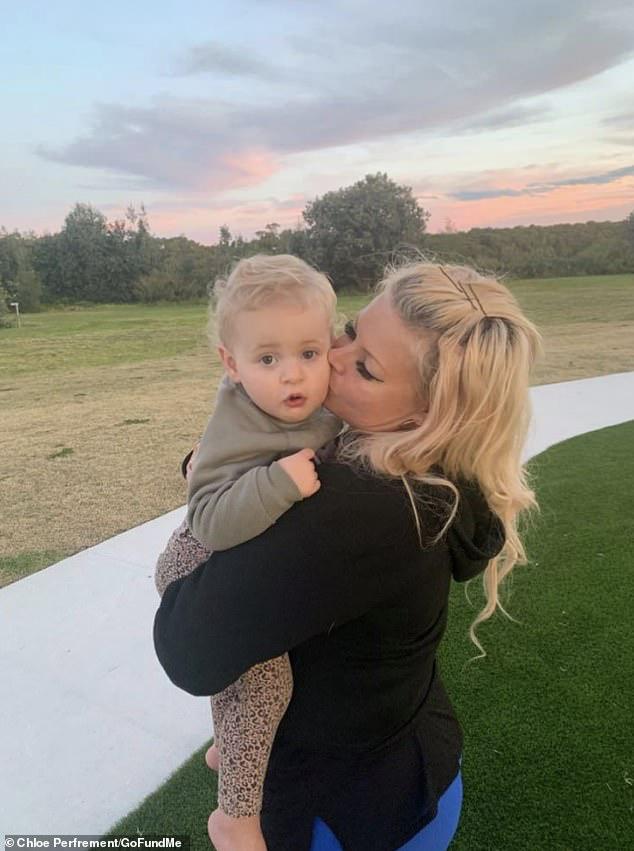 劳力士■单身母亲醒后见1岁女儿趴在自己身边，抱起时发现孩子已死亡