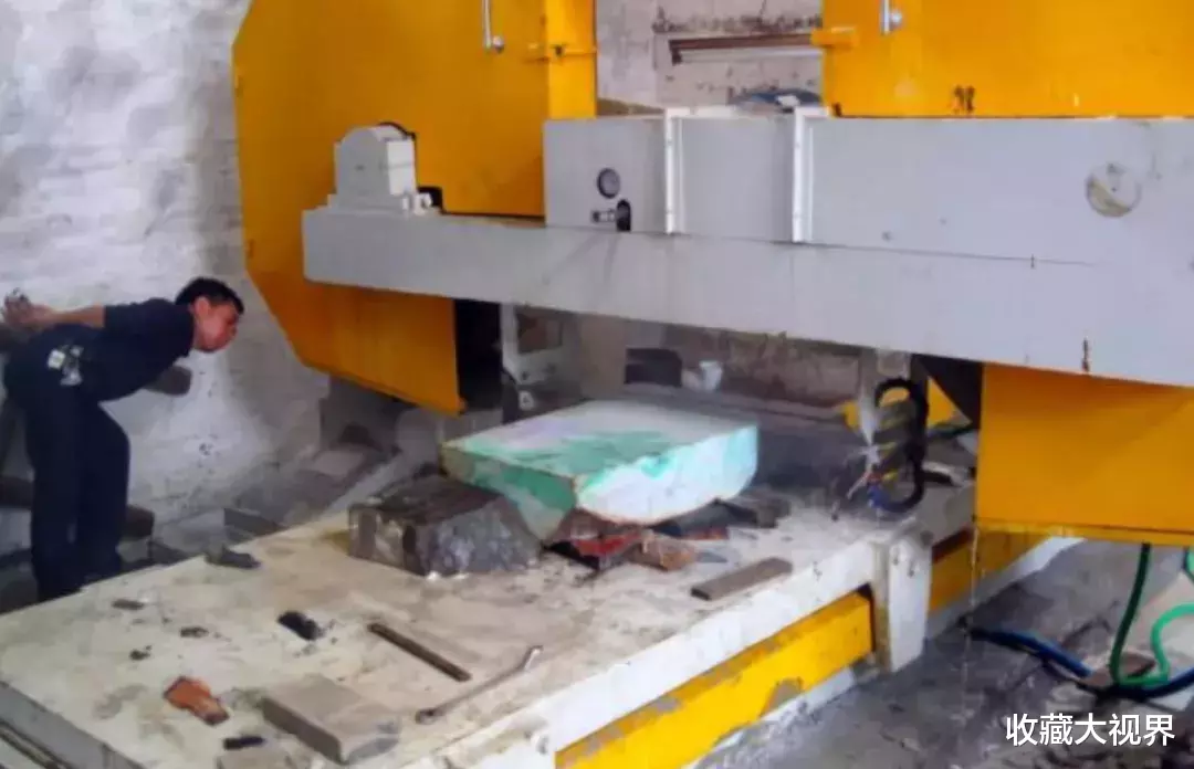 翡翠|可切出4000只手镯的翡翠原石，他却雕成《清明上河图》，惊艳世人