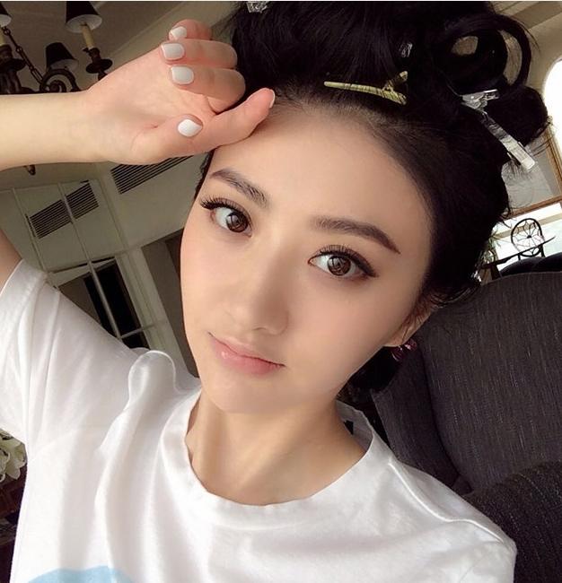 设计师|晒晒景甜现实中的家，客厅用的是老款电视，家庭条件没想象那么好