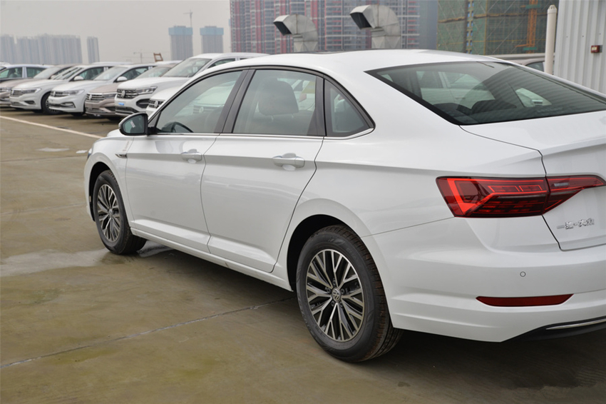 『大众汽车』大众终于放下尊严！16万跌到12.8万，30天卖20231辆，要啥雅阁