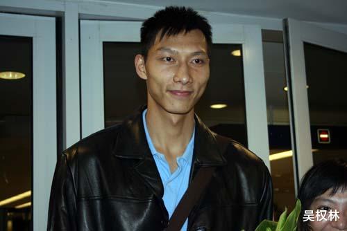 【】少年成名！16岁易建联参加高考，监考老师求签名，考完后一脸懵圈