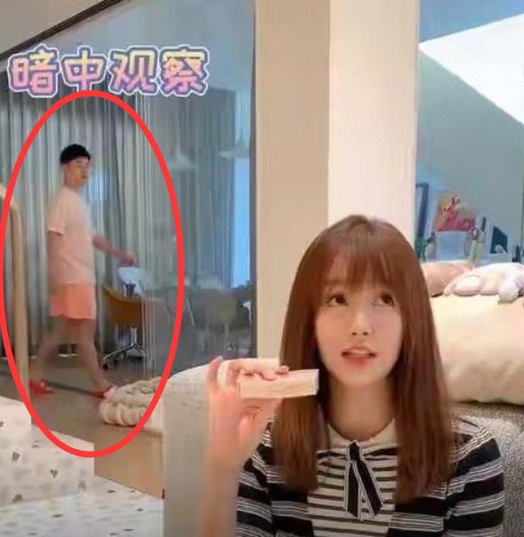 陈赫|张子萱在家开直播,不料陈赫在身后突然入镜,当画面拉近网友看傻眼