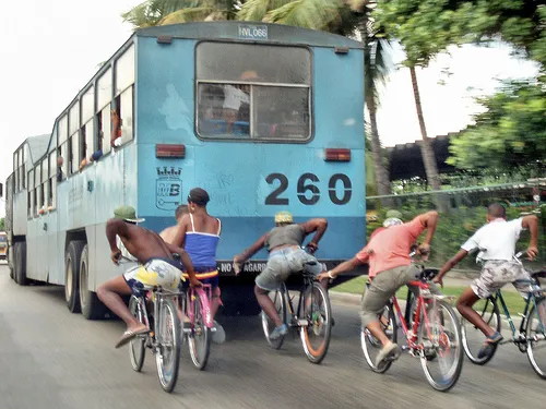 非洲小國的“自殺香蕉人”：每輛卡車後面都掛著一串自行車-圖2