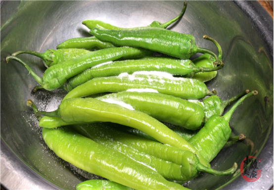 辣椒|原来腌辣椒这么简单，不加一滴水，坛子不生花不易坏，三天就能吃