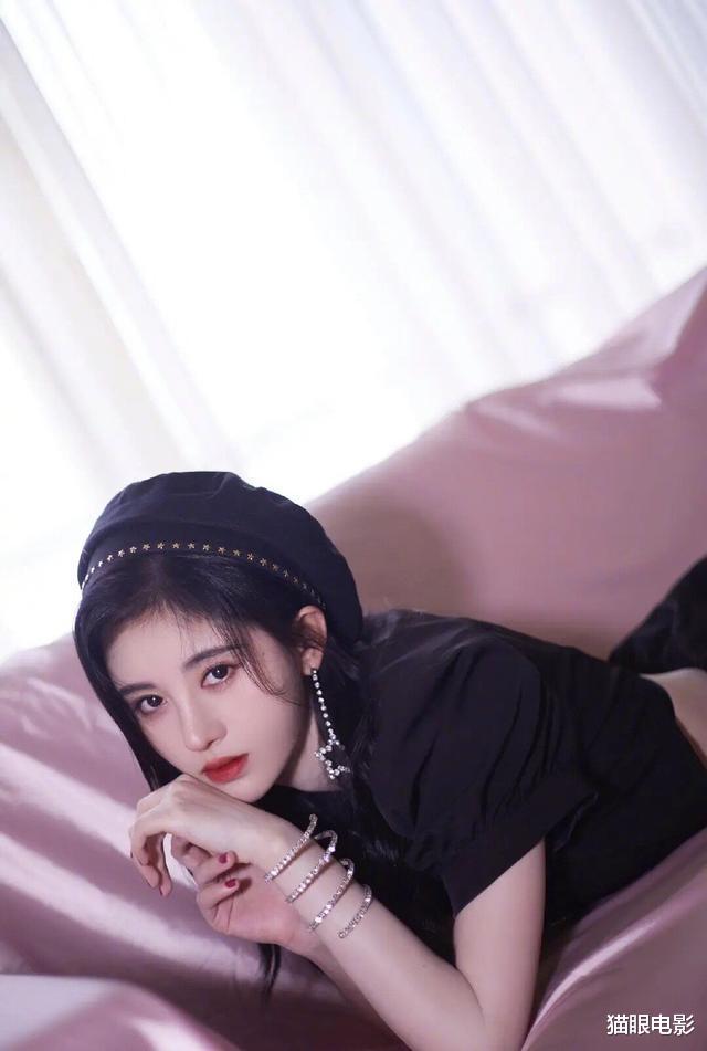 母亲的战争|26岁女星穿高仿走红毯？网曝其裙子手镯都是假货，本人至今无回应