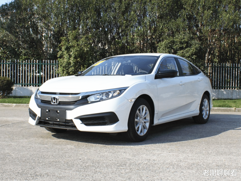 本田思域|本田思域路边换胎，车身却被支撑架顶变形，网友：还能再脆点吗？