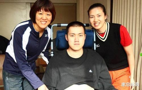 汤淼■38岁汤淼瘫痪多年，男排名宿齐聚一堂庆生，双子星再度合体