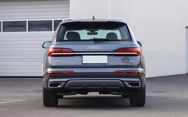 奥迪Q7@奥迪这次改款没诚意,加速5.9秒比Q8更快,网友留言:坐等降价