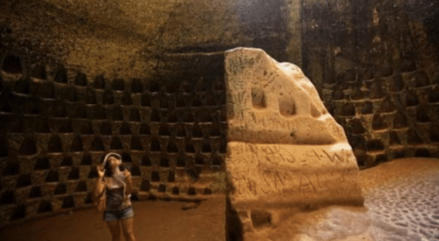 【恐龙】古老隧道发现一神秘壁画，刻着人类饲养恐龙，史前文明真存在？