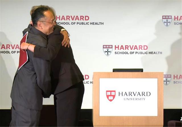 美国：中国富商在中国疯狂捞金，为美国哈佛捐款200亿，如今“报应”来了