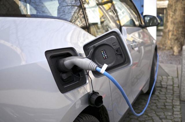 燃油车|王传福:建议禁售燃油车,以后只卖电动车,网友一句回复绝了