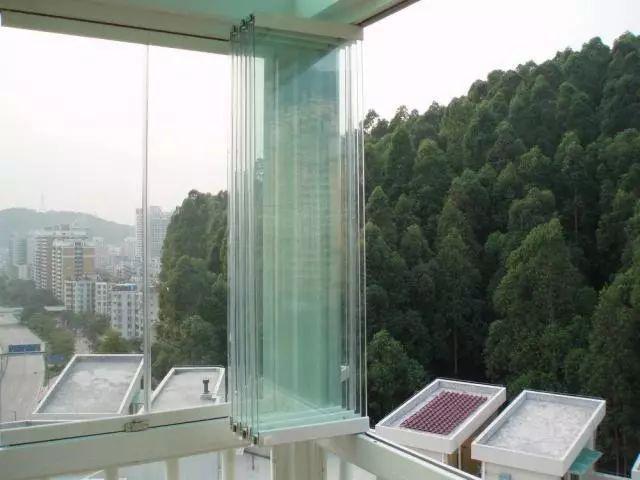 |聪明人都是这样封阳台的，第一次见这样封阳台，好看又实用