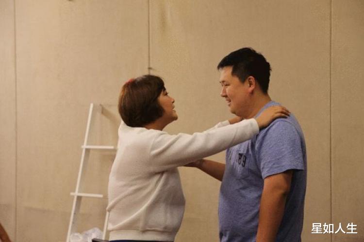 「贾玲」隐婚生子？娱记曝贾玲几年前跟公司股东结婚，还被拍到儿子正面照