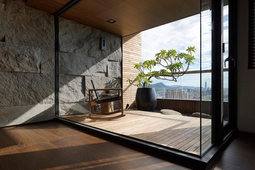 |家有外阳台还嫌不够,“偷”空间向内扩1米多,如今面积直接翻倍