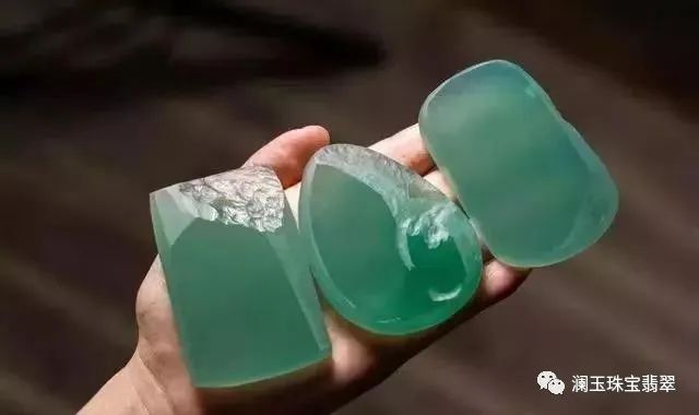 『翡翠』极为罕见的天空蓝翡翠