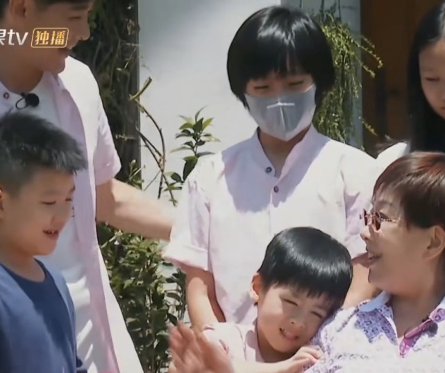 小小志|林志颖大儿子kimi终于露面，拍摄全家福，身高快和爸爸一样高