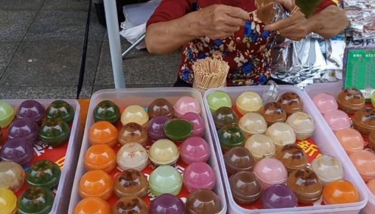 馒头@大娘摆地摊卖“水馒头”,10元3个,成本不到一块,顾客却抢着要