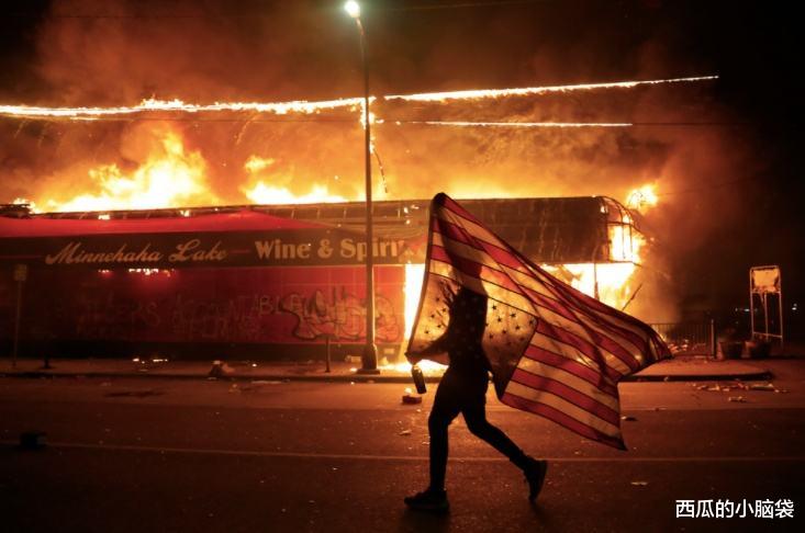 「美国」“分裂内战”全面升级！街头“斩首”吓哭特朗普，黑人将成“世界之主”