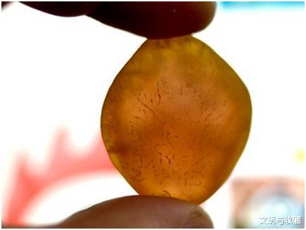 『小叶紫檀』有种文玩叫“青鱼石”，虽是鱼骨但打磨出来却比玉石还温润漂亮