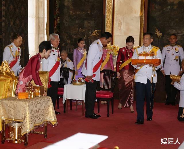 诗妮娜|42岁苏提达难忍怒气，看贵妃穿红衣撞衫，眼神冷漠嘴角却似笑非笑