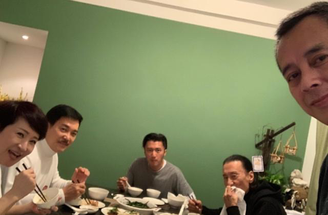 狄波拉|谢贤狄波拉现身赌王葬礼,举止亲密似恋人,真老公在身后很无奈