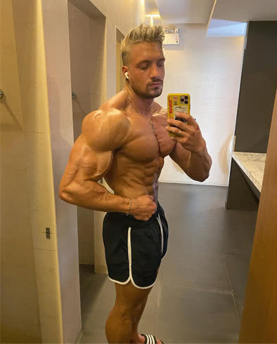 @在家憋疯的少年,沙发和家具已经成了健身器材,强度一样够用