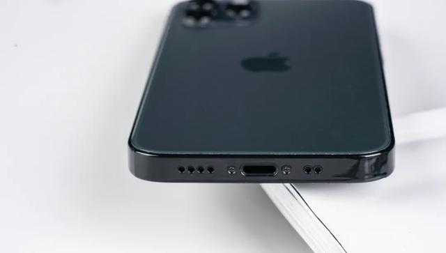 iphone12：iPhone 12上手！小屏版手感极佳，乔布斯时代最经典的设计回归
