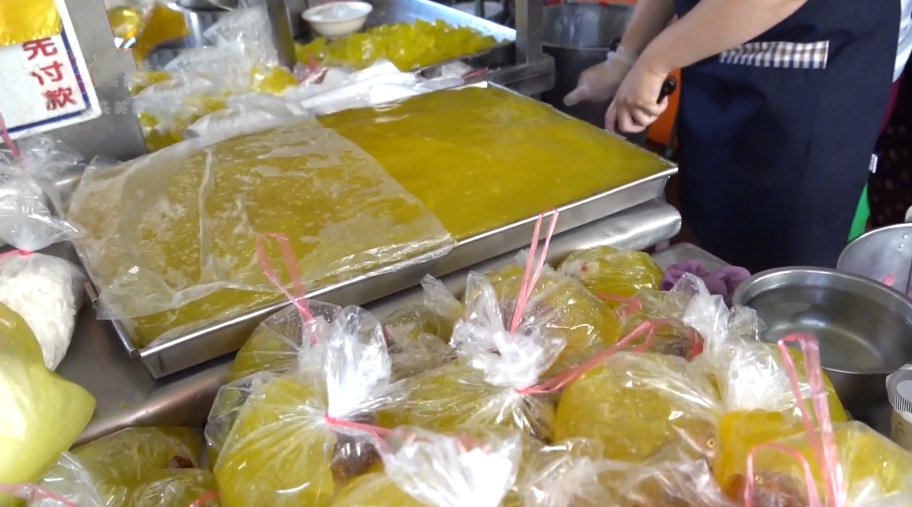 凉粉|大娘街边卖“火爆”小吃，4元一份，顾客排长队，月赚2万不是事！