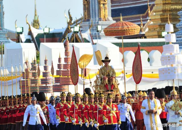 泰國國王出行時，當地居民行“跪俯禮”，看中國遊客如何應對-圖2