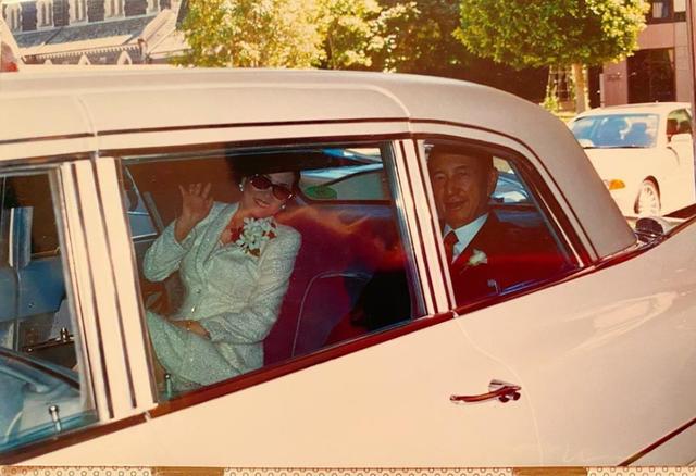 #赌王#何超仪公开出嫁照送别赌王: 在那里你再不会生病, 可以潇洒地说笑话